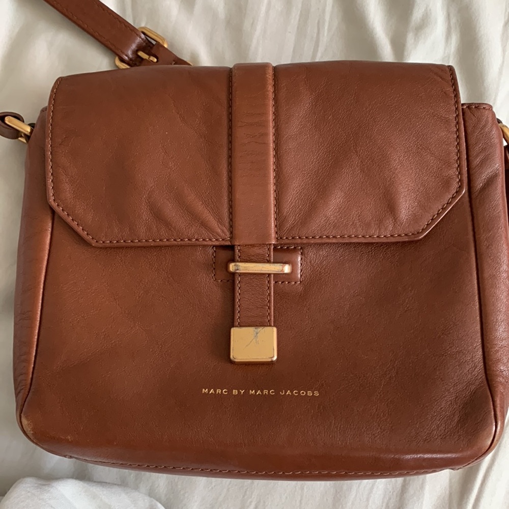Marc Jacobs tan leather cross body w gold accents